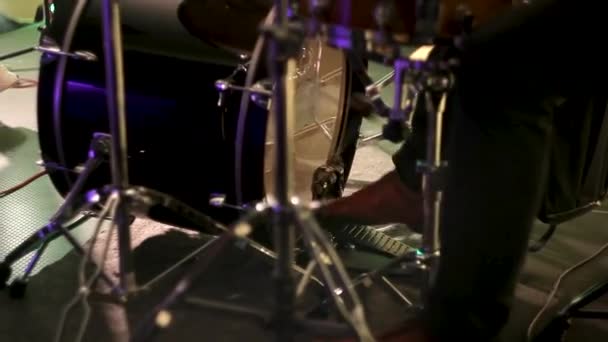 Drummer speelt de drum door het pedaal te schoppen. De drummers voet beweegt de drum bass pedaal. — Stockvideo