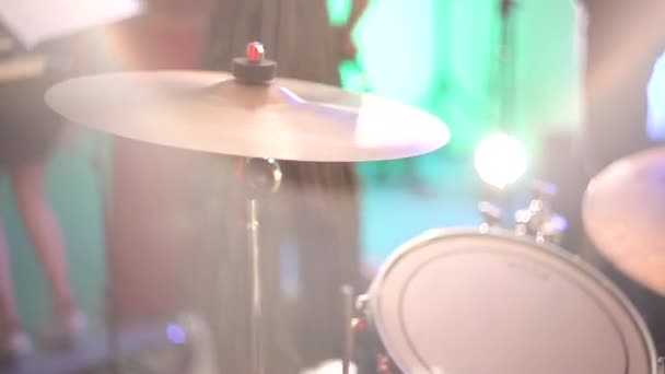 Барабанщик играет на тарелках на концерте. Барабанщик бьет в барабан . — стоковое видео
