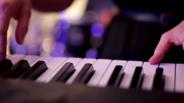 Müzisyen konserde synthesizer çalar. Kızın parmakları synthesizer tuşlarına basın.