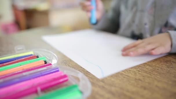 Barnet sätter filt-Tip penna i en låda med flerfärgade filt-Tip pennor. Barn drar i klass på en läroanstalt. — Stockvideo