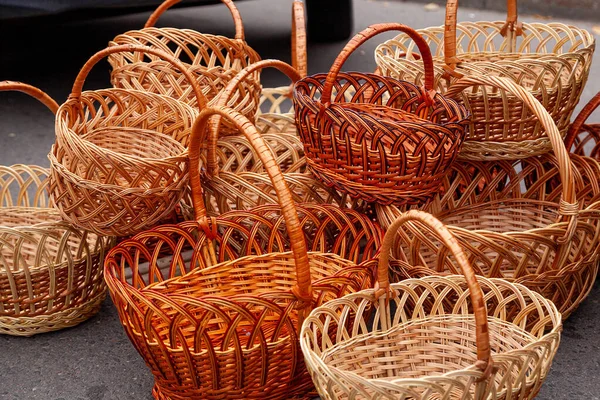 Groep lege rieten manden te koop op een marktplaats — Stockfoto