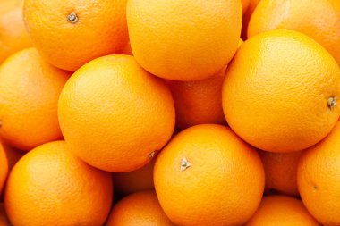 Portakallar market tezgahında. Doku arka planı olgun meyve portakalları.
