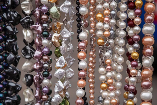 市场上各种各样的彩色珠子. 用宝石和彩色珠子做的彩色项链的墙纸背景. — 图库照片