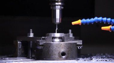 Cnc değirmen makinesi, yüksek teknolojili metal torna işleme sistemi. Metal Cnc torna makinesi. Metal modern işleme teknolojisi kesiliyor.