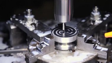 Cnc değirmen makinesi, yüksek teknolojili metal torna işleme sistemi. Metal Cnc torna makinesi. Metal modern işleme teknolojisi kesiliyor.