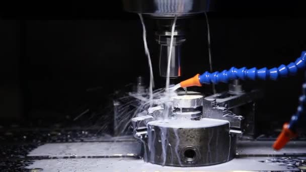 Een Moderne Metaalverwerkende Machine Slijpt Een Klein Metalen Onderdeel Speciale — Stockvideo