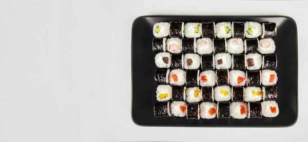 胡索寿司和寿司卷。各种寿司和卷与鱼奶酪。在白色背景下被隔离. — 图库照片