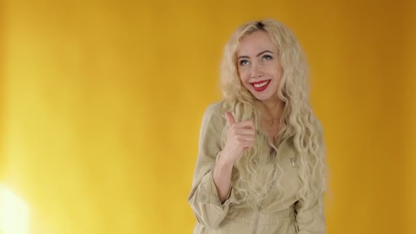 Žena, ukazuje palec nahoru a široce se usmívá, dává pozitivní recenzi — Stock video