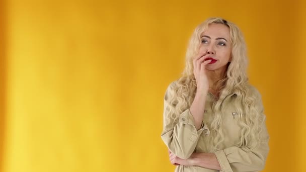 Porträt einer verschlafenen gelangweilten Frau, kaukasischen Blondine, die gähnt und ihren Mund bedeckt und mit einem stumpfen Gesicht in die Kamera blickt — Stockvideo