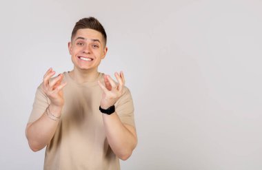 Adam çok tatlı görünüyor. Sevimli bir kedi yavrusu görünce, onu okşayacak.