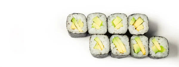 Σούσι ρολό με αβοκάντο σε λευκό πιάτο, κορυφαία θέα του κλασικού ιαπωνικού σούσι. Παραδοσιακό ιαπωνικό φαγητό με maki Delicious κομμάτια σούσι Για το μενού εστιατόριο Τόπος για την επιγραφή copyspace — Φωτογραφία Αρχείου