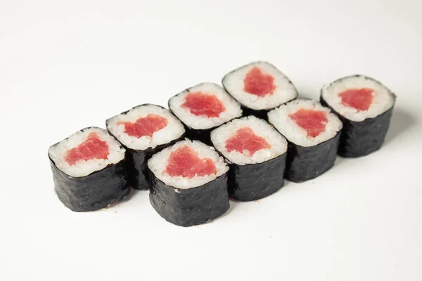 Rollo de sushi con atún en un plato blanco, sushi japonés clásico. Comida tradicional japonesa con maki Deliciosas piezas de sushi Para el menú del restaurante. espacio de copia — Foto de Stock
