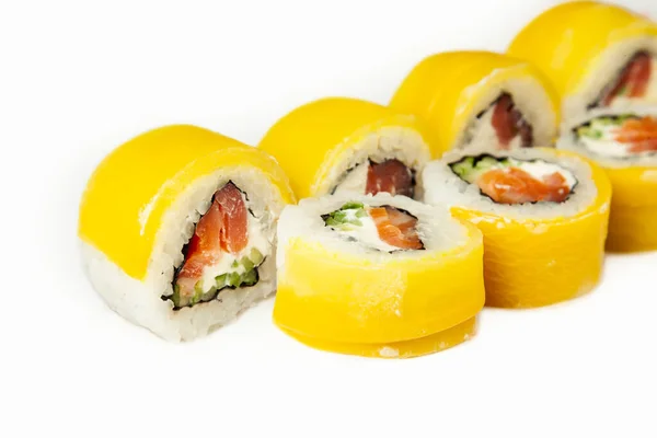 Sushi roll met takuan en gerookte zalm op een wit bord, klassieke Japanse sushi. Traditioneel Japans eten met maki Heerlijke stukjes sushi Voor het menu van het restaurant. Kopieer ruimte.. — Stockfoto