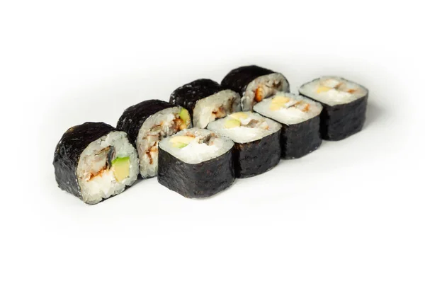 Σούσι ρολό με χέλι και αβοκάντο σε ένα λευκό πιάτο, κλασικό ιαπωνικό σούσι. Παραδοσιακό ιαπωνικό φαγητό με μάκι Νόστιμα κομμάτια σούσι. Για το μενού του εστιατορίου. Copyspace — Φωτογραφία Αρχείου