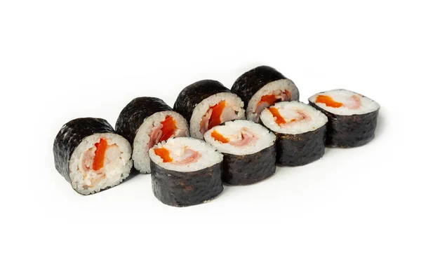 Rolo de sushi com bacon e camarão em uma placa branca, sushi japonês clássico. Comida tradicional japonesa com maki Deliciosos pedaços de sushi. Para o menu do restaurante. espaço de cópia — Fotografia de Stock