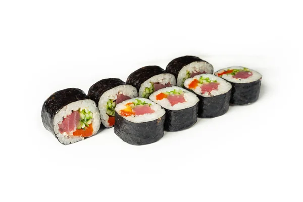 Rolo Sushi Com Atum Legumes Prato Branco Sushi Japonês Clássico — Fotografia de Stock