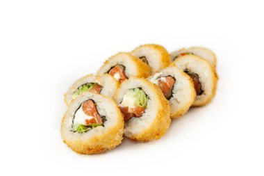 Beyaz tabakta tütsülenmiş somon ile Tempura dürümü, klasik Japon suşisi. Geleneksel Japon yemeği ve maki. Lezzetli suşi parçaları. Restoran menüsü için. kopyalama alanı.