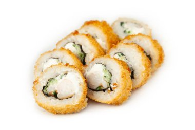 Beyaz tabakta karidesli Tempura dürümü, klasik Japon suşisi. Geleneksel Japon yemeği ve maki. Lezzetli suşi parçaları. Restoran menüsü için. kopyalama alanı.