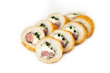 Beyaz tabakta ton balıklı Tempura dürümü, klasik Japon suşisi. Geleneksel Japon yemeği ve maki. Lezzetli suşi parçaları. Restoran menüsü için. kopyalama alanı.