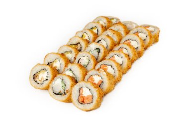 Tempura yuvarlanma seti beyaz tabakta, klasik Japon suşisi. Geleneksel Japon yemeği ve maki. Lezzetli suşi parçaları. Restoran menüsü için. kopyalama alanı.