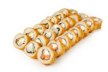Tempura yuvarlanma seti beyaz tabakta, klasik Japon suşisi. Geleneksel Japon yemeği ve maki. Lezzetli suşi parçaları. Restoran menüsü için. kopyalama alanı.