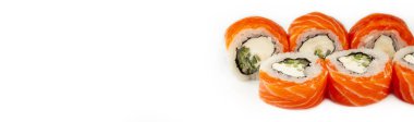 Beyaz tabakta salatalıklı Philadelphia suşisi, klasik Japon suşisi. Geleneksel Japon yemeği ve maki. Lezzetli suşi parçaları. Restoran menüsü için. kopyalama alanı.