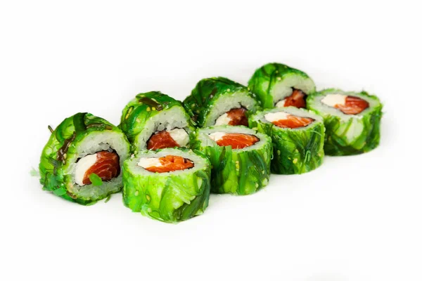 Sushi Roll Verde Con Insalata Chuka Piatto Bianco Sushi Giapponese — Foto Stock