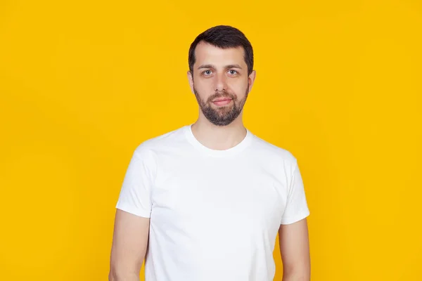 Joven Con Una Barba Una Camiseta Blanca Cara Feliz Sonriendo — Foto de Stock