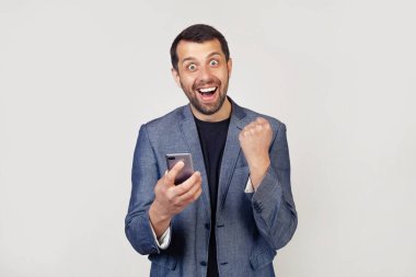 Ben kazanan bir iş adamıyım. Akıllı bir telefon tutan ve zaferini kutlayan mutlu bir iş adamı. Ve başarı çok heyecan verici, cesaret verici bir duygu..