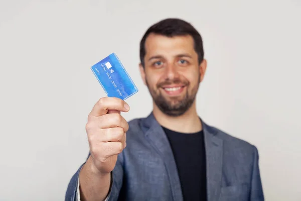 Mladý Podnikatel Vousy Usmívá Drží Kreditní Kartu Šťastnou Tváří Stojí — Stock fotografie