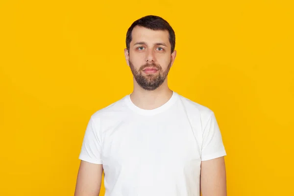 Joven Con Una Barba Una Camiseta Blanca Con Una Expresión — Foto de Stock