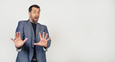 Gülümseyen genç bir işadamı, ceketli sakallı bir adam, şok içinde çığlık çığlığa korku dolu bir ifadeyle korkunç bir şekilde kollarını ileri doğru uzattı. Bir adamın portresi..