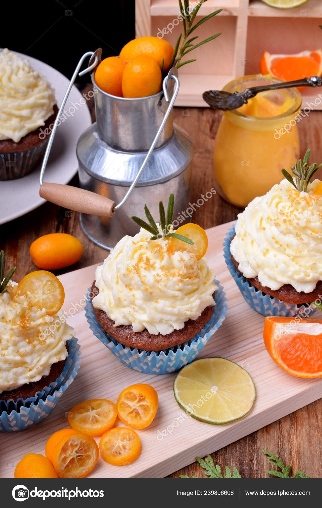 Gateaux Garnis Creme Beurre Tranches Kumquat Romarin Entoure Fruits Image Libre De Droit Par Kcuxen C