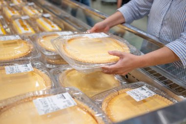 Costco Kirkland peynirli tart alan bir müşteri.