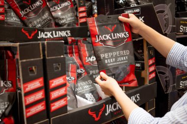 Bir müşteri marketteki raftan Jack Biberli Biberli Biftek 'i kapar.