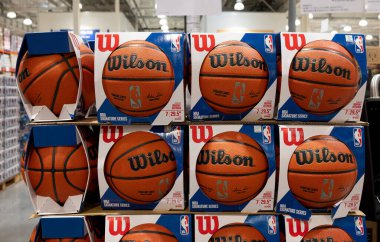 Wilson basketbol topları bir süpermarketin spor bölümünde gösterilip satılıyor..