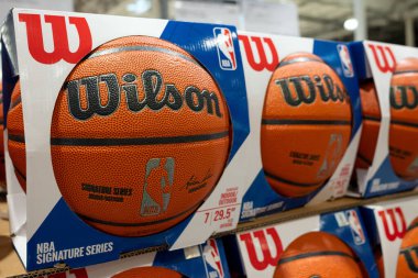 Wilson basketbol topları bir süpermarketin spor bölümünde gösterilip satılıyor..