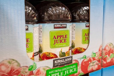 Kirkland Elma Suyu, Costco 'daki toplu konteynırlarda.