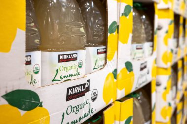 Kirkland Organik Limonata Costco 'daki toplu konteynırlarda