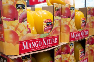 Costco 'daki konteynırlarda Langers Mango Nektarı.