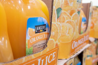 Costco 'daki toplu konteynırlarda Langers portakal suyu..
