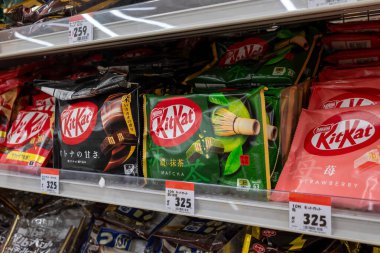 Bir Japon marketinin rafına dizilmiş çeşitli KitKat tatları var..