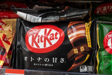 KitKat 'ın koyu çikolata çeşidi Japonya' daki raflarda mevcut..