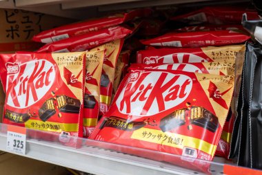 KitKat 'ın sütlü çikolatası Japonya' daki raflarda mevcut..