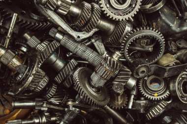 Bir sürü kırık dişliler ve çöp kutusunda milleri