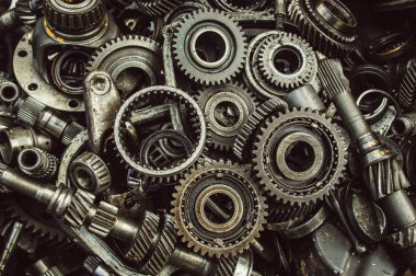 Bir sürü kırık dişliler ve çöp kutusunda milleri