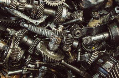 Bir sürü kırık dişliler ve çöp kutusunda milleri