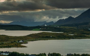 Bostad Kilisesi ve dağlar, Lofoten Adaları, Norveç için görüntüleyin