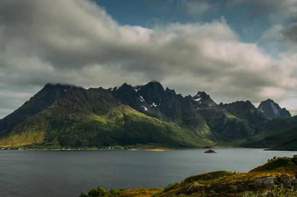 Nádherný Pohled Osady Hory Lofoten Ostrovy Norsko — Stock fotografie