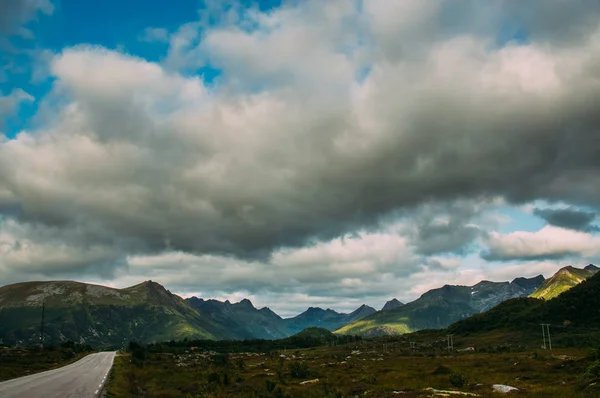 美丽的景色 以山上的罗弗敦群岛 — 图库照片